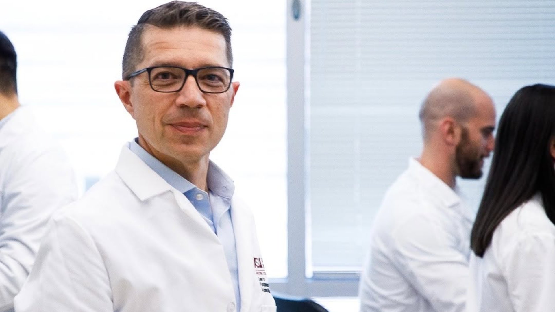 Dr. Stavros A. Kavouras – Vedúci Hydration Science Lab na Arizona State University. Jeho výskum sa sústreďuje na interakciu medzi hydratáciou a metabolickým zdravím, vrátane vplyvu na diabetes a kardiovaskulárne ochorenia.