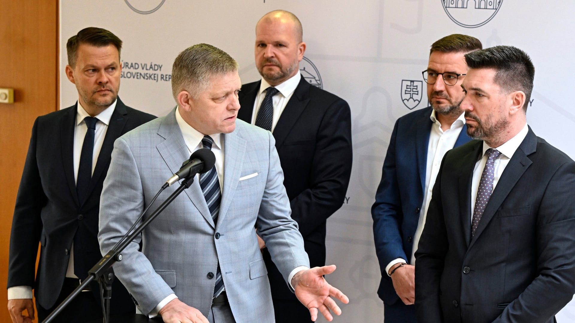 Členovia vlády počas vyhlásenia k aktuálnej situácii v súvislosti s ochorením slintačky a krívačky 25. marca 2025 na Úrade vlády SR v Bratislave.