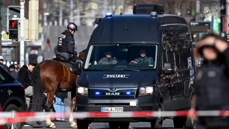 Na snímke príslušníci jazdnej polície zasahujú v centre západonemeckého mesta Mannheim v pondelok 3. marca 2025
