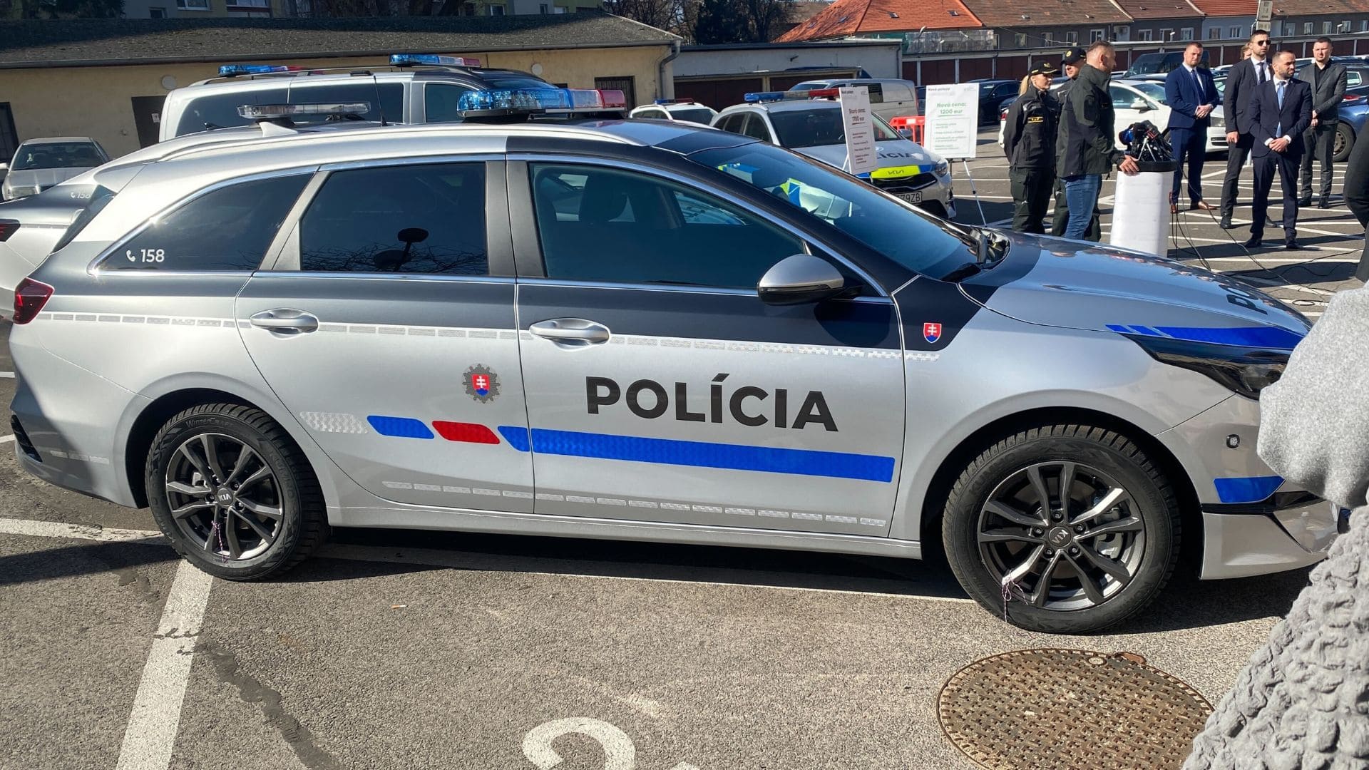 minister vnútra predstavil nový dizajn policajných áut