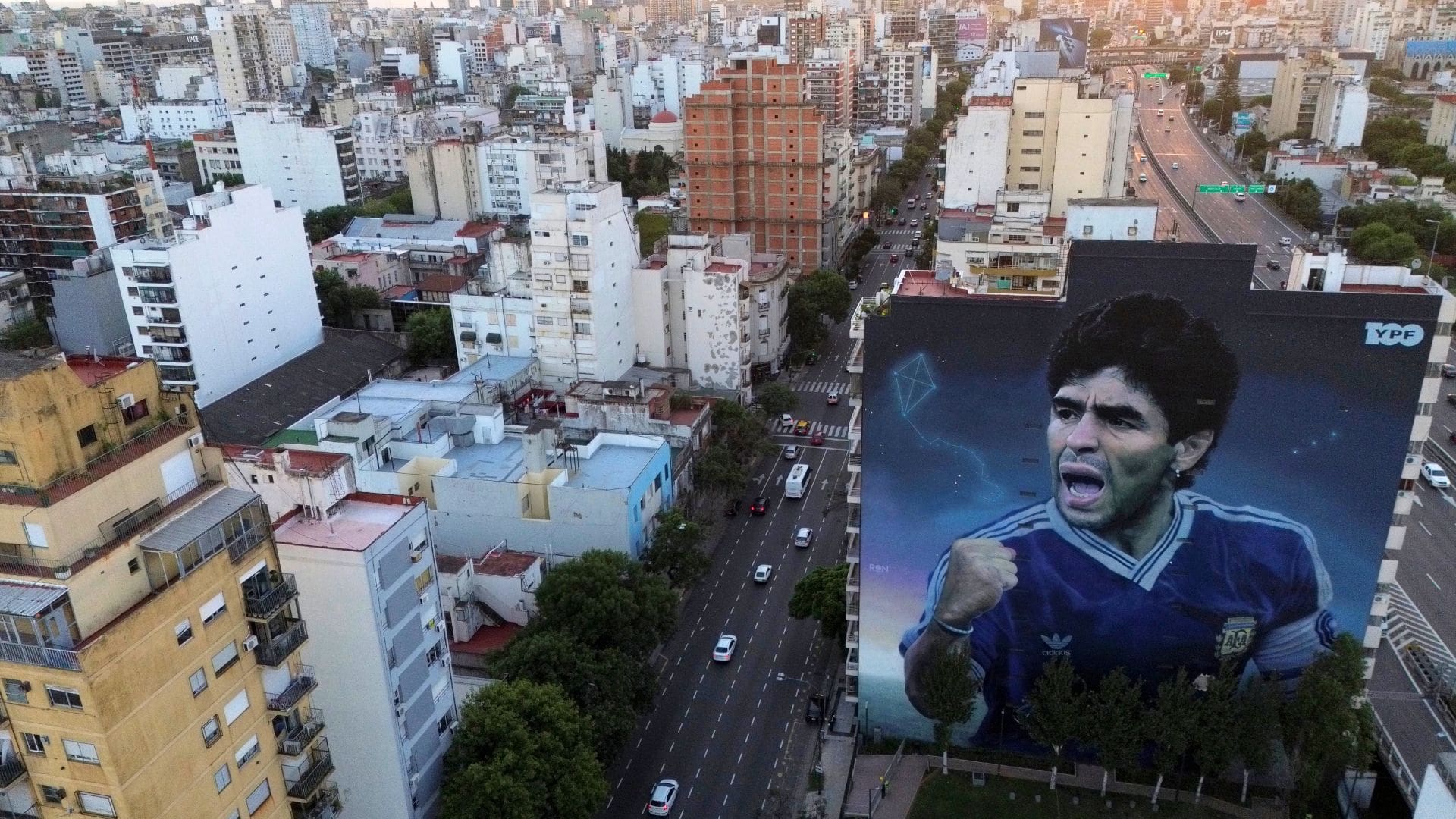 Veľká nástenná maľba zosnulého futbalistu Diega Maradonu od umelca Martina Rona v Buenos Aires v Argentíne v pondelok 10. marca 2025