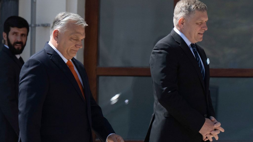 Slovenský premiér Robert Fico (Smer-SD) so svojím maďarským náprotivkom Viktorom Orbánom