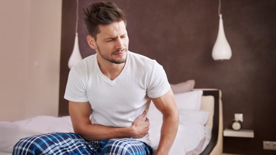 Muž sa chytá za brucho, rakovina žalúdka