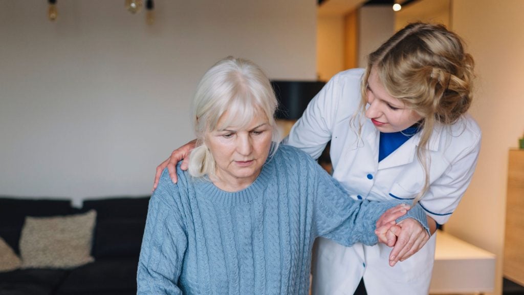 Na snímke je staršia žena so zdravotnou sestričkou, ktorá trpí ochorením obličiek