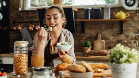 žena je zdravo, zdravé jedlo