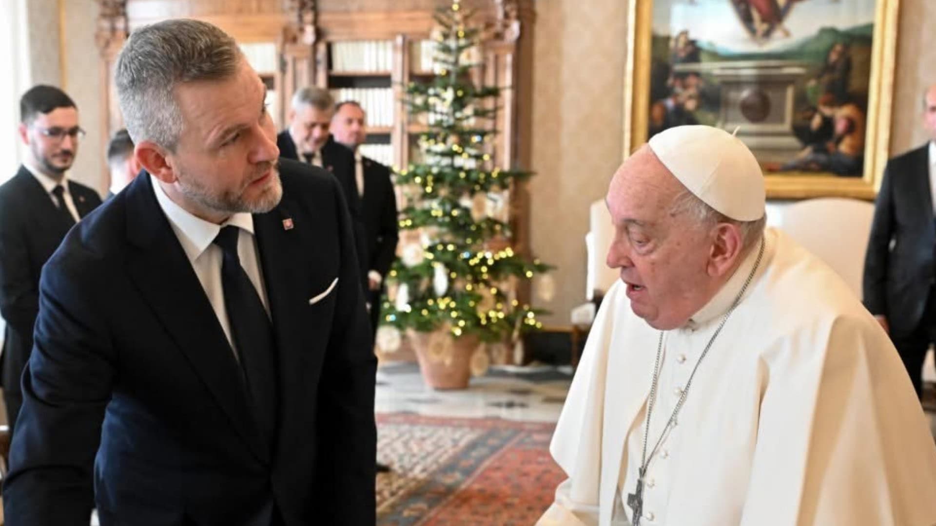 Prezident SR Peter Pellegrini (vľavo) a pápež František počas súkromnej audiencie vo Vatikáne v pondelok 9. decembra 2024.