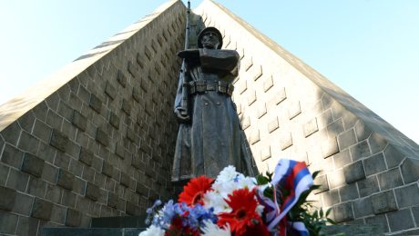 Prezident SR Andrej Kiska si pripomenul 70. výročie skončenia druhej svetovej vojny zapálením Sviečok vďaky na hroboch padlých vojakov na Pamätníku čs. armádneho zboru na Dukle (na snímke) vo Vyšnom Komárniku 8. mája 2015.