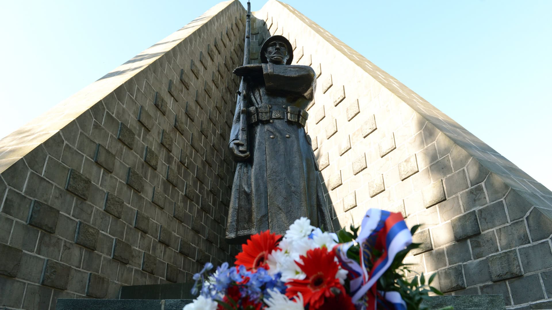 Prezident SR Andrej Kiska si pripomenul 70. výročie skončenia druhej svetovej vojny zapálením Sviečok vďaky na hroboch padlých vojakov na Pamätníku čs. armádneho zboru na Dukle (na snímke) vo Vyšnom Komárniku 8. mája 2015.