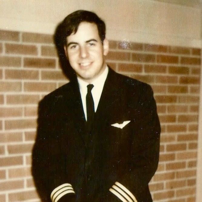 na snimke je mlady pilot Frank