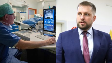 Na snímke lekár počas operácie v bratislavskej UNB a napravo minister zdravotníctva Kamil Šaško.