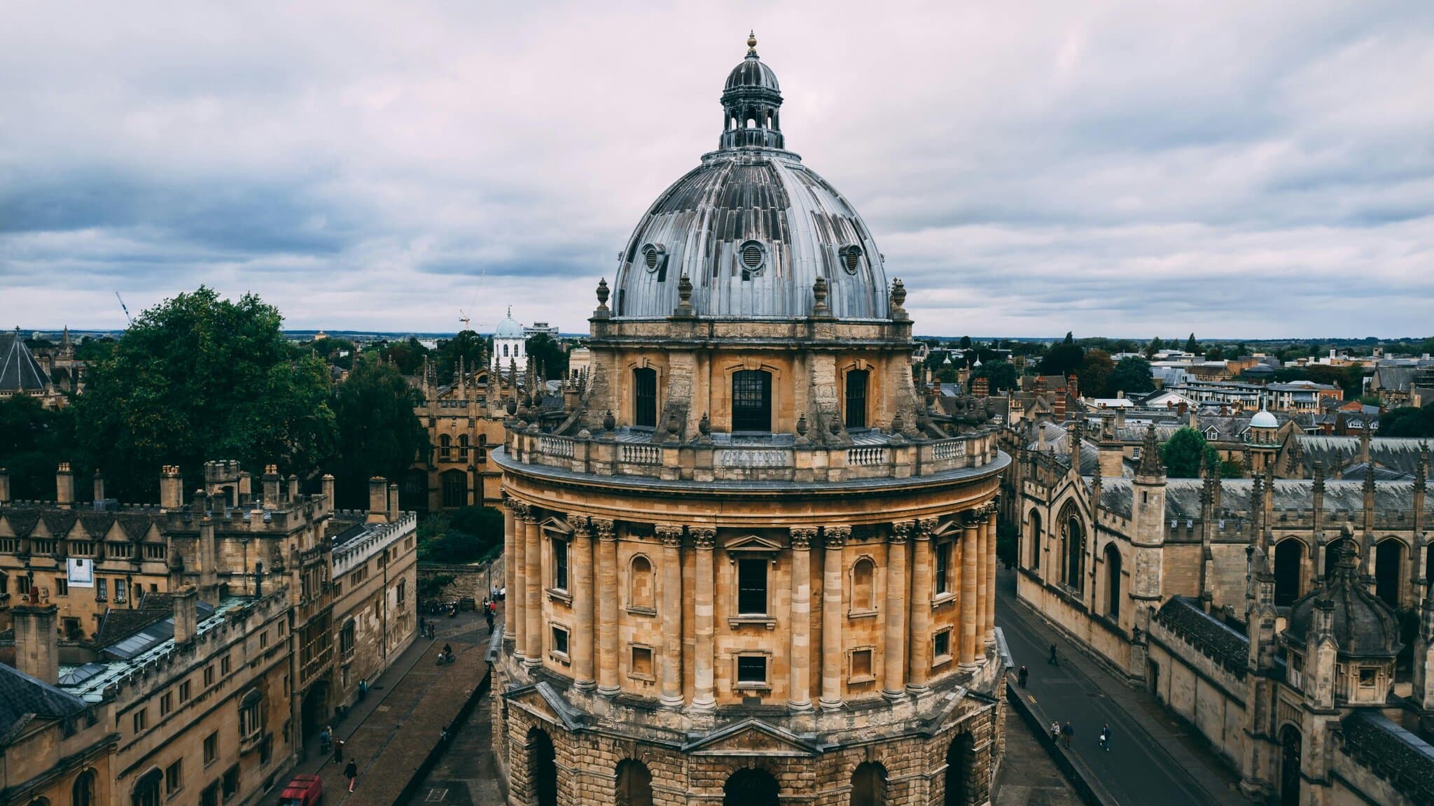 na snimke je anglicko oxford