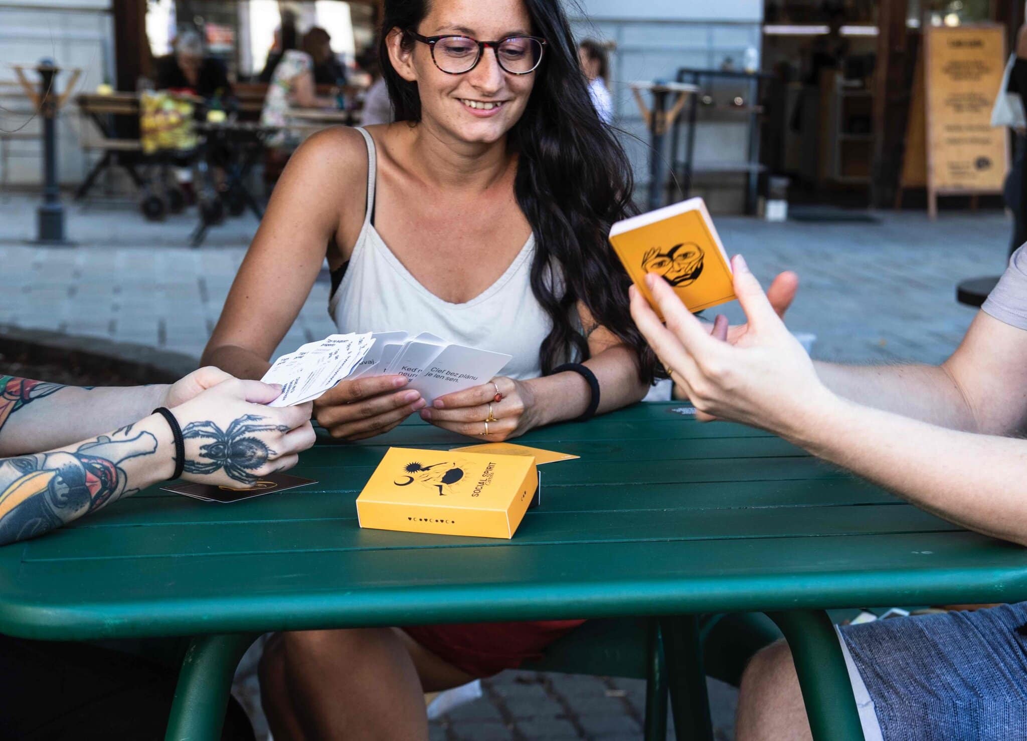 na snimke je cestovatelka a jej socialspiritcards