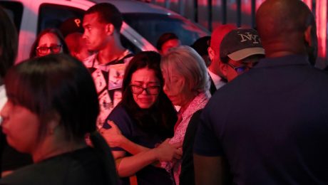 Príbuzní nezvestných sa objímajú pri čakaní v Národnom inštitúte súdnej patológie po tom, ako sa zrútila strecha nočného klubu Jet Set počas koncertu merengue v Santo Domingu v Dominikánskej republike