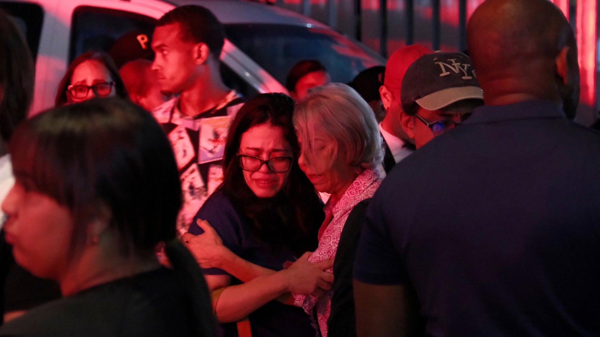 Príbuzní nezvestných sa objímajú pri čakaní v Národnom inštitúte súdnej patológie po tom, ako sa zrútila strecha nočného klubu Jet Set počas koncertu merengue v Santo Domingu v Dominikánskej republike