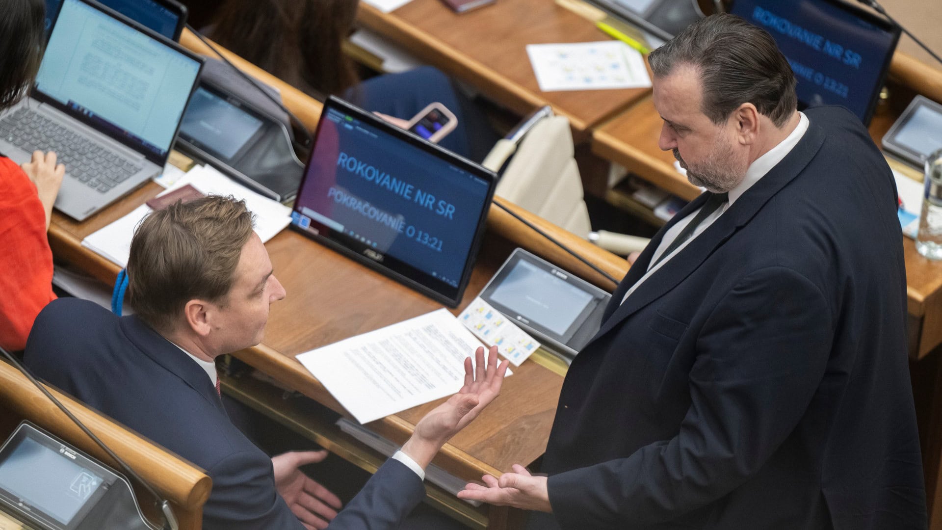 Na snímke poslanci NR SR vľavo Branislav Vančo (PS) a vpravo Štefan Gašparovič (Hlas-SD) počas 23. schôdze NR SR v utorok 26. novembra 2024 v Bratislave