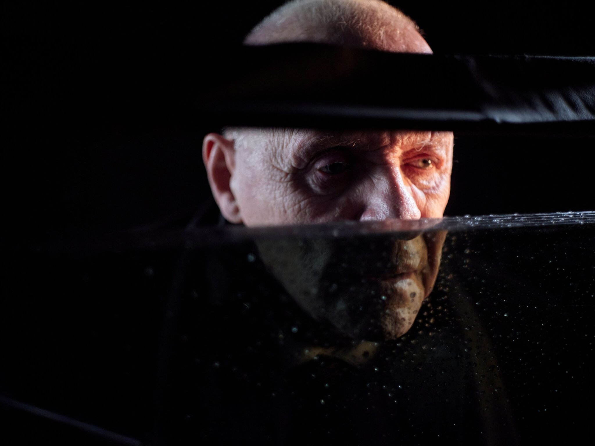 V_pasci_Anthony_Hopkins_ako_samozvaný_pomstiteľ_William__zdroj_Bontonfilm_1