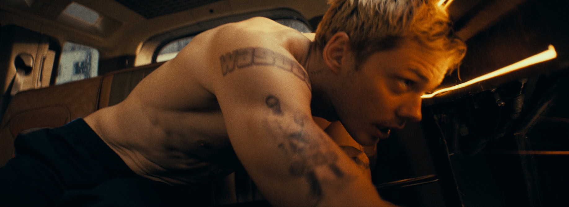 V_pasci_Bill_Skarsgård_ako_zlodej_Eddie__zdroj_Bontonfilm_3