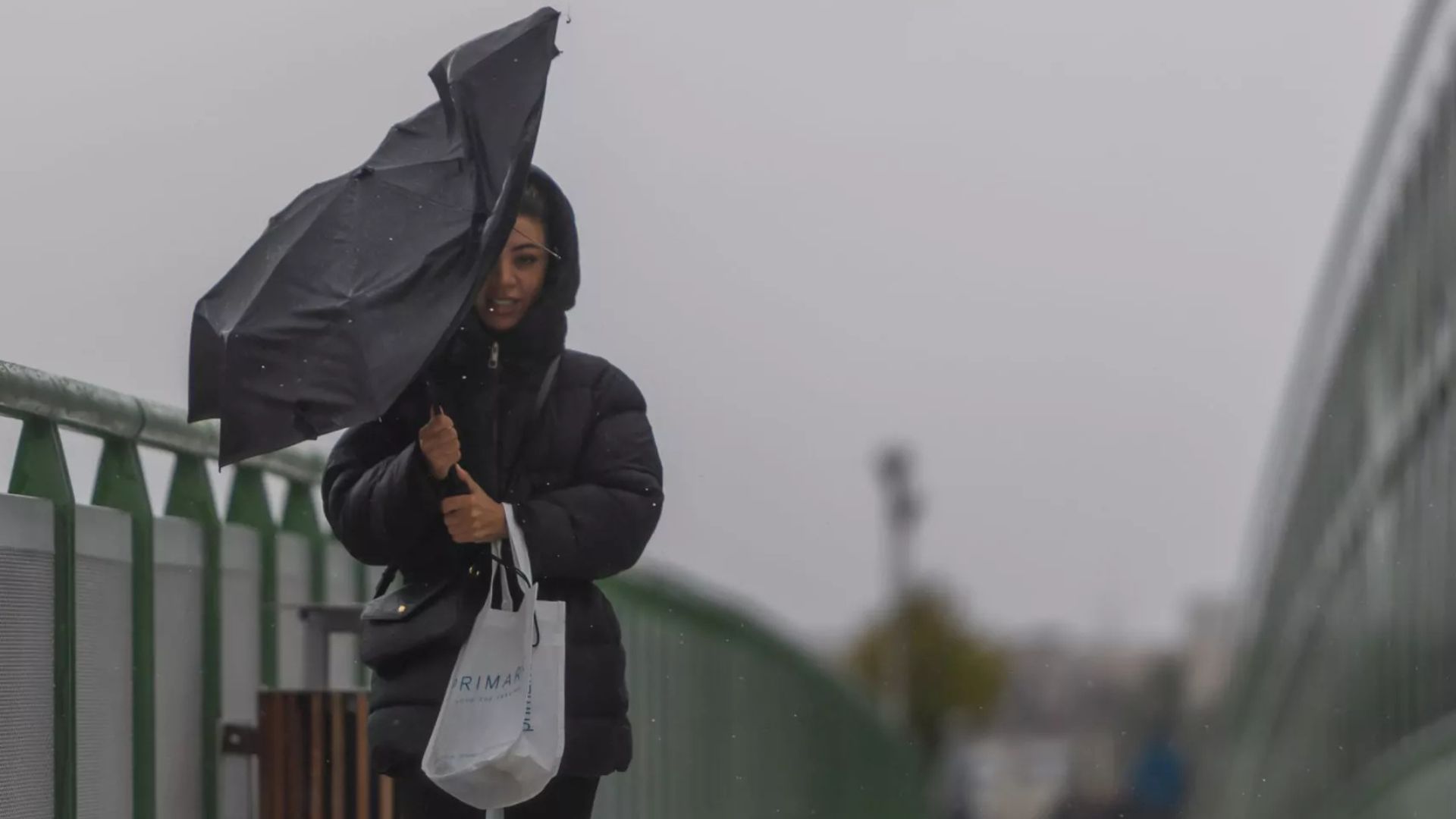 Žena v sychravom počasí