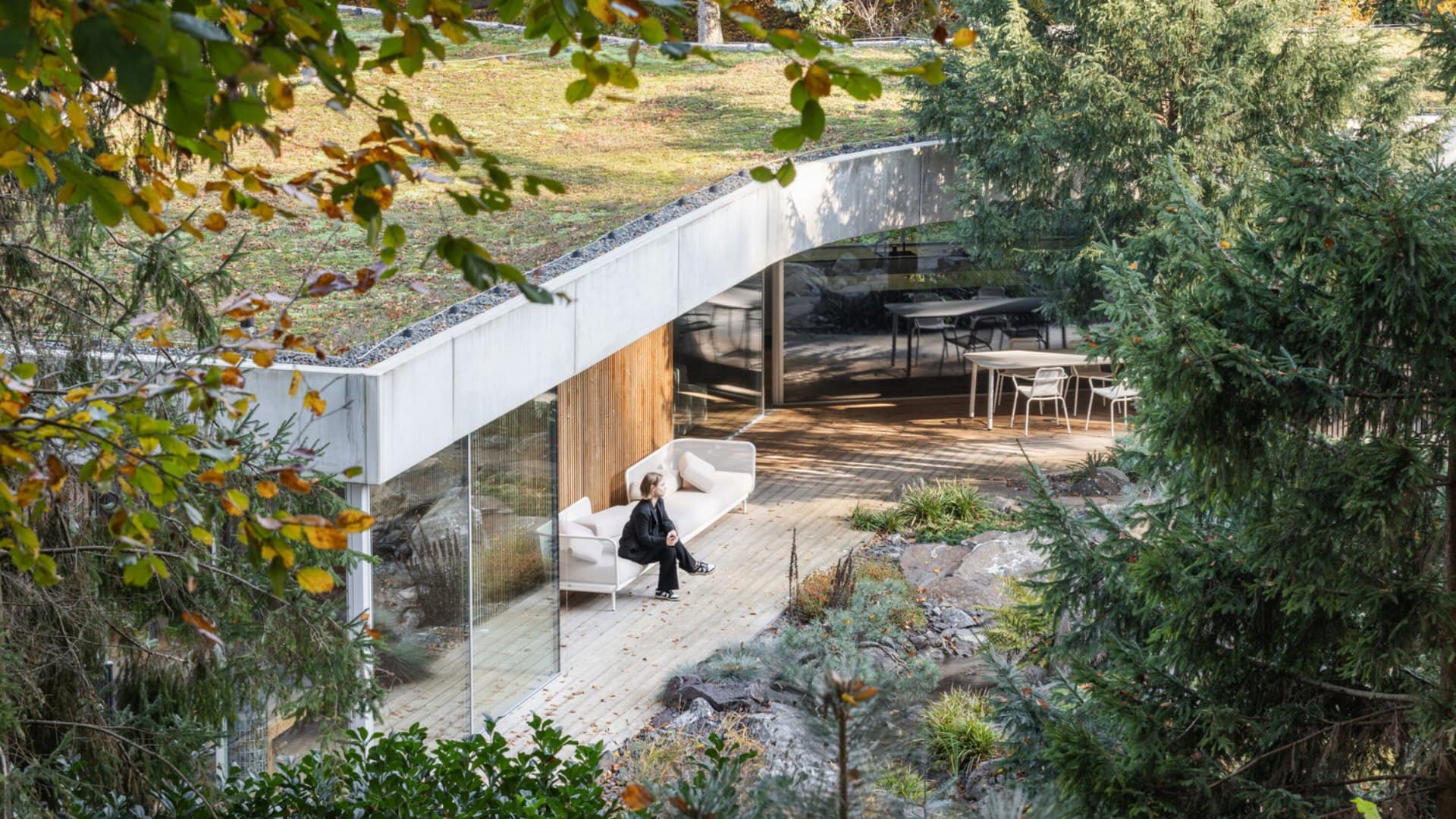 Pri Piešťanoch vyrástla exkluzívna vila splývajúca s prírodou. Ponúka 244 m² dokonalého dizajnu