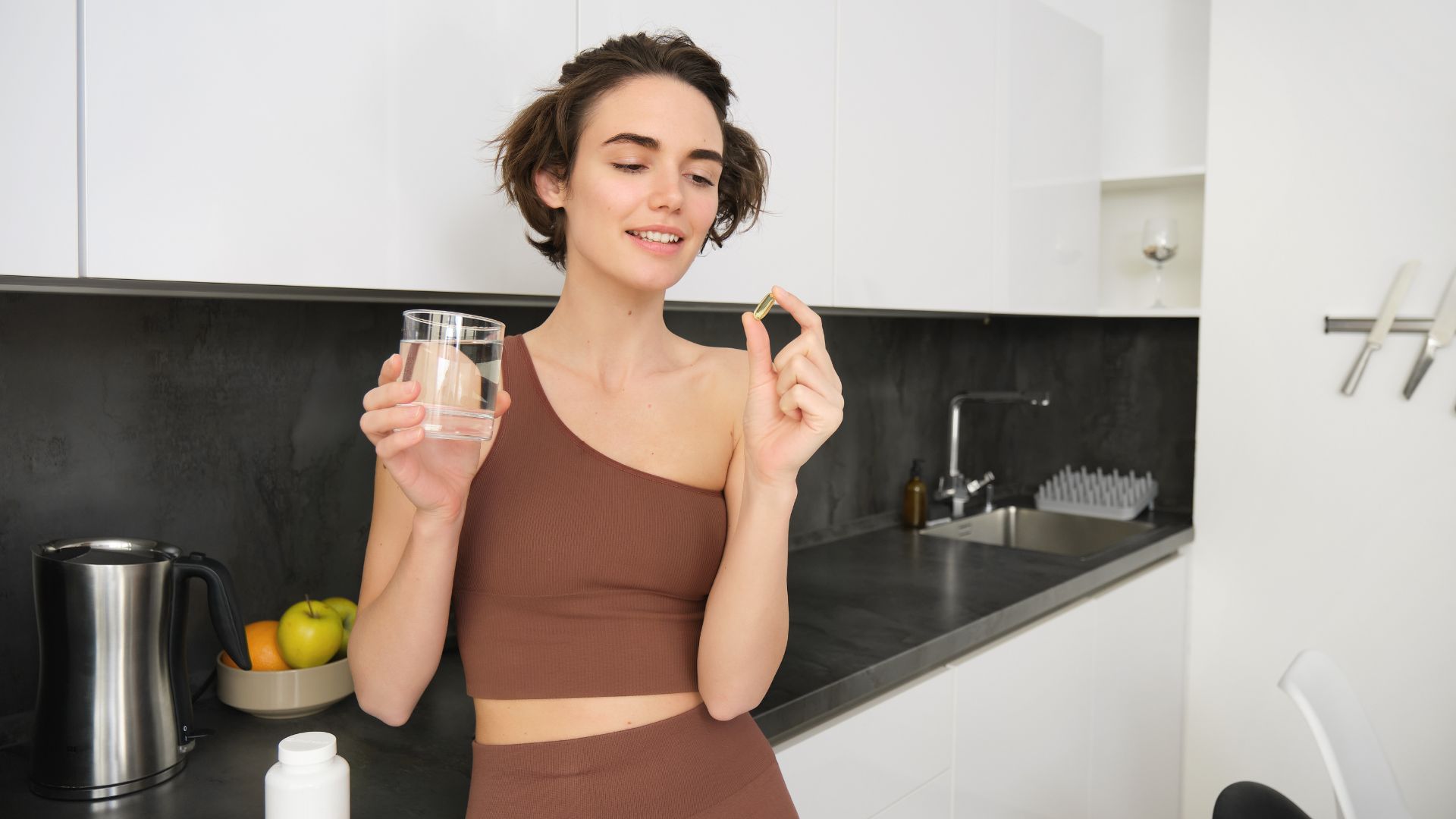 probiotiká vs prebiotiká, žena užíva vitamíny