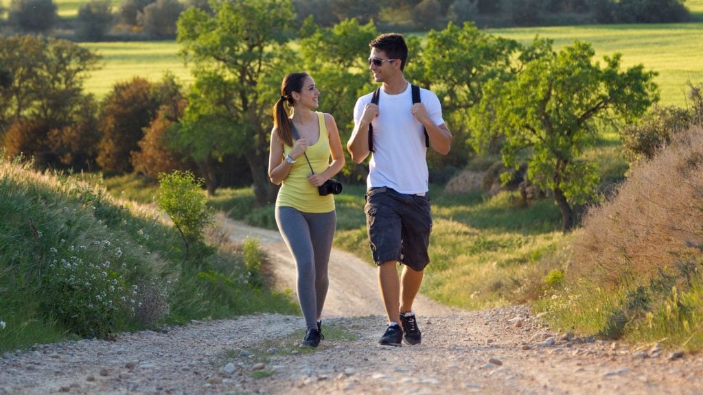 Pár sa prechádza v prírode, chôdza