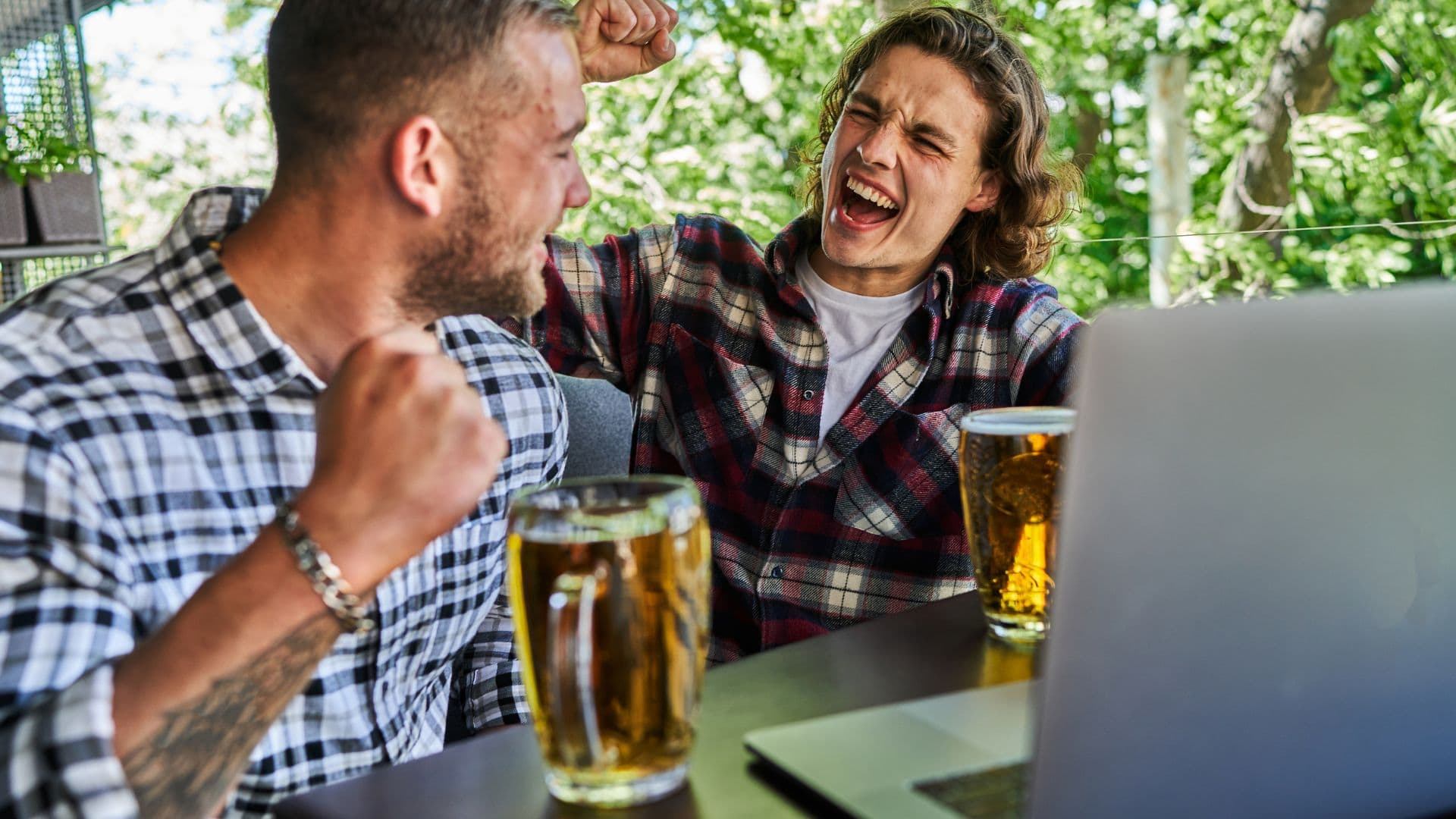 Dvaja muži a alkohol