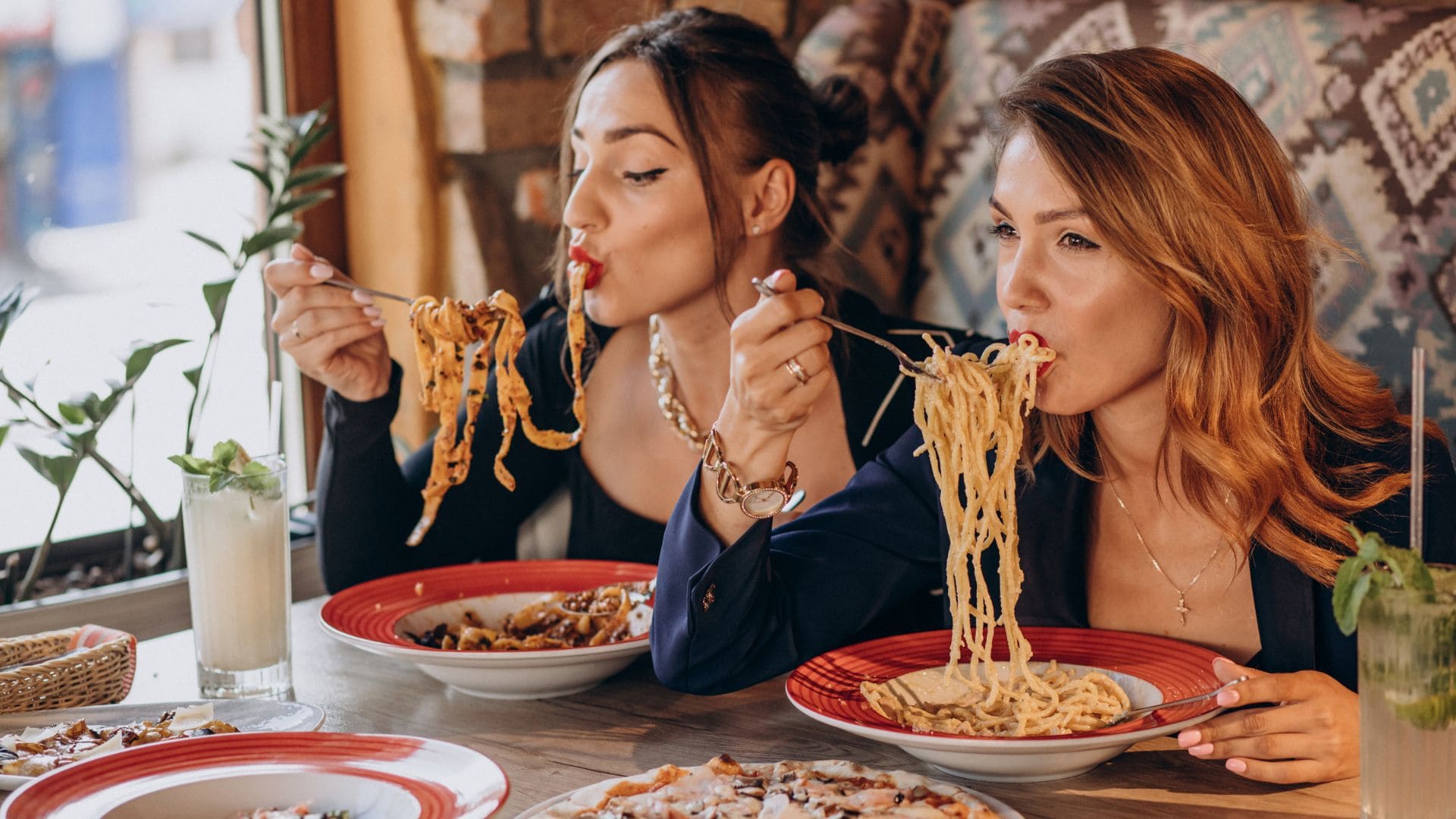 Ženy jedia cestoviny