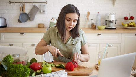 Žena krája zeleninu