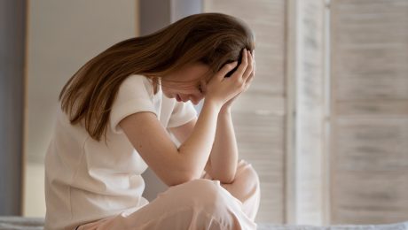 mladá žena smúti, depresia, rakovina