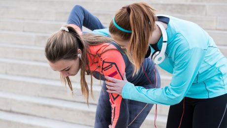 žena kolabujúca po behu