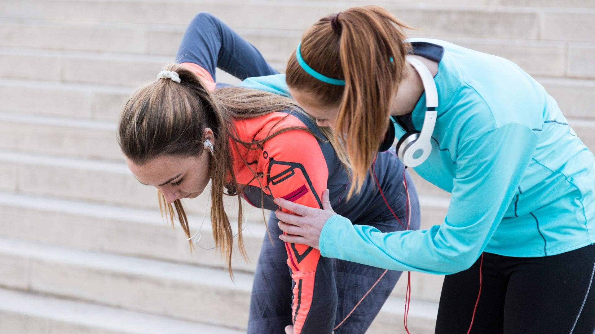 žena kolabujúca po behu