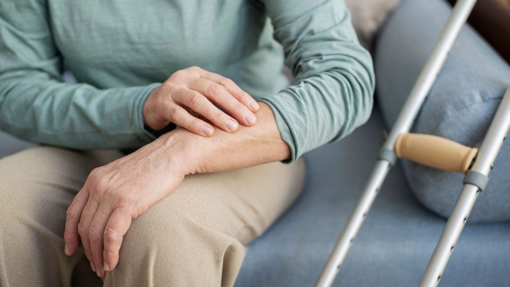 Parkinsonova choroba, starý človek, dôchodca, zranený dôchodca, stará žena si drží ruku