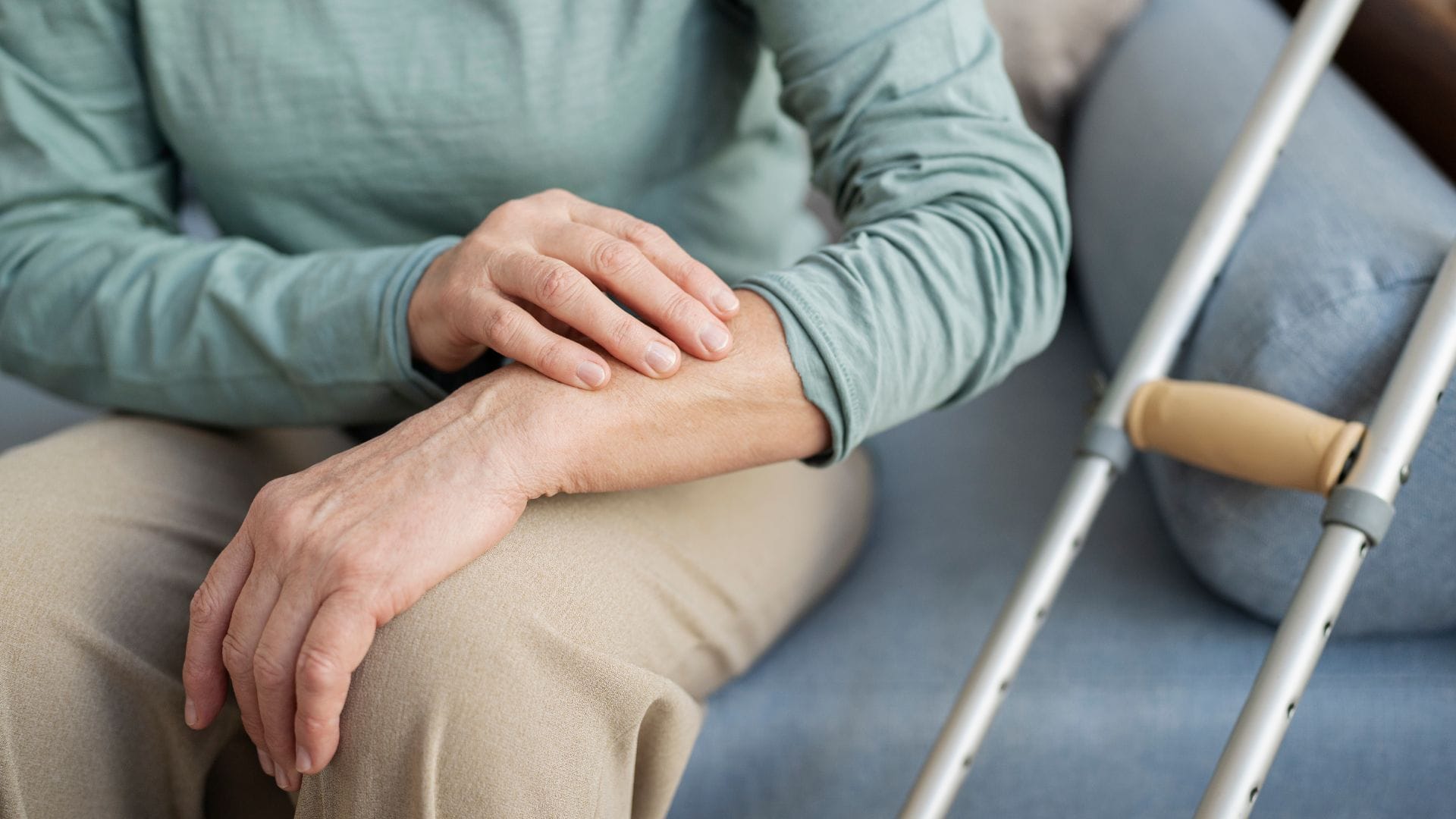 Parkinsonova choroba, starý človek, dôchodca, zranený dôchodca, stará žena si drží ruku