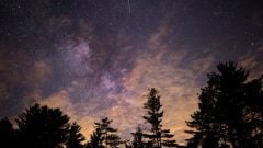 Najsilnejší zimný roj rozžiari decembrovú oblohu. Za hodinu spadnú desiatky meteorov