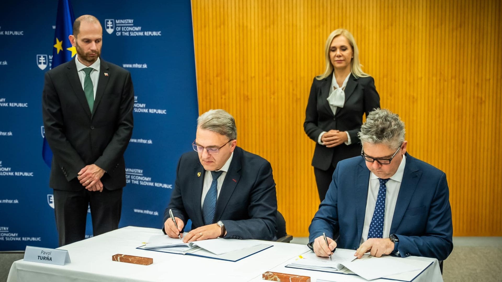 podpis zmluvy k baterkárni na Považí