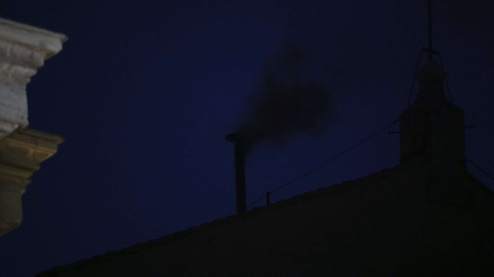 čierny dym vo Vatikáne