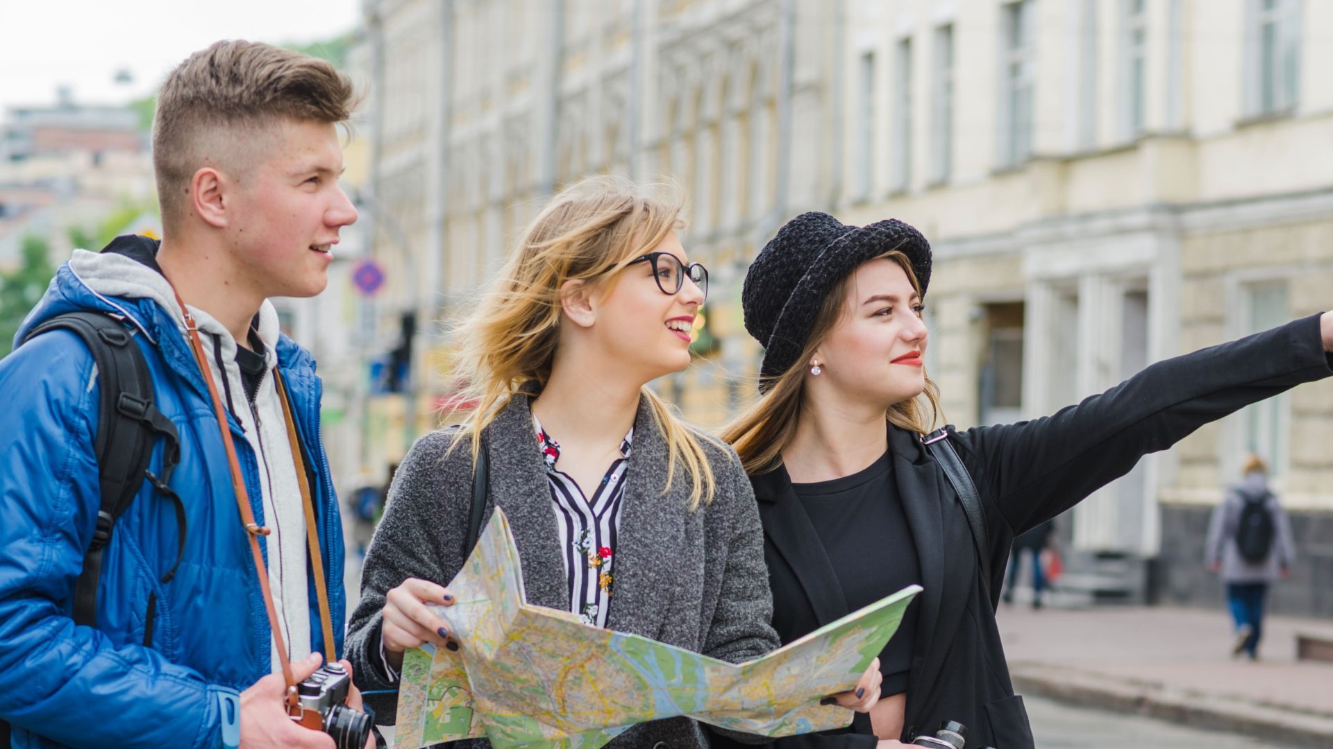 Mladí ľudia s mapou