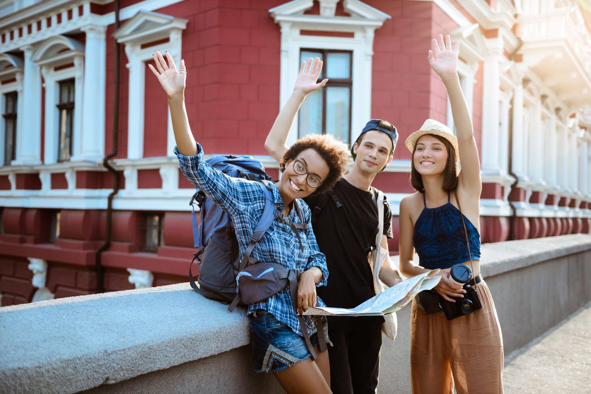 Mladí ľudia kývajú