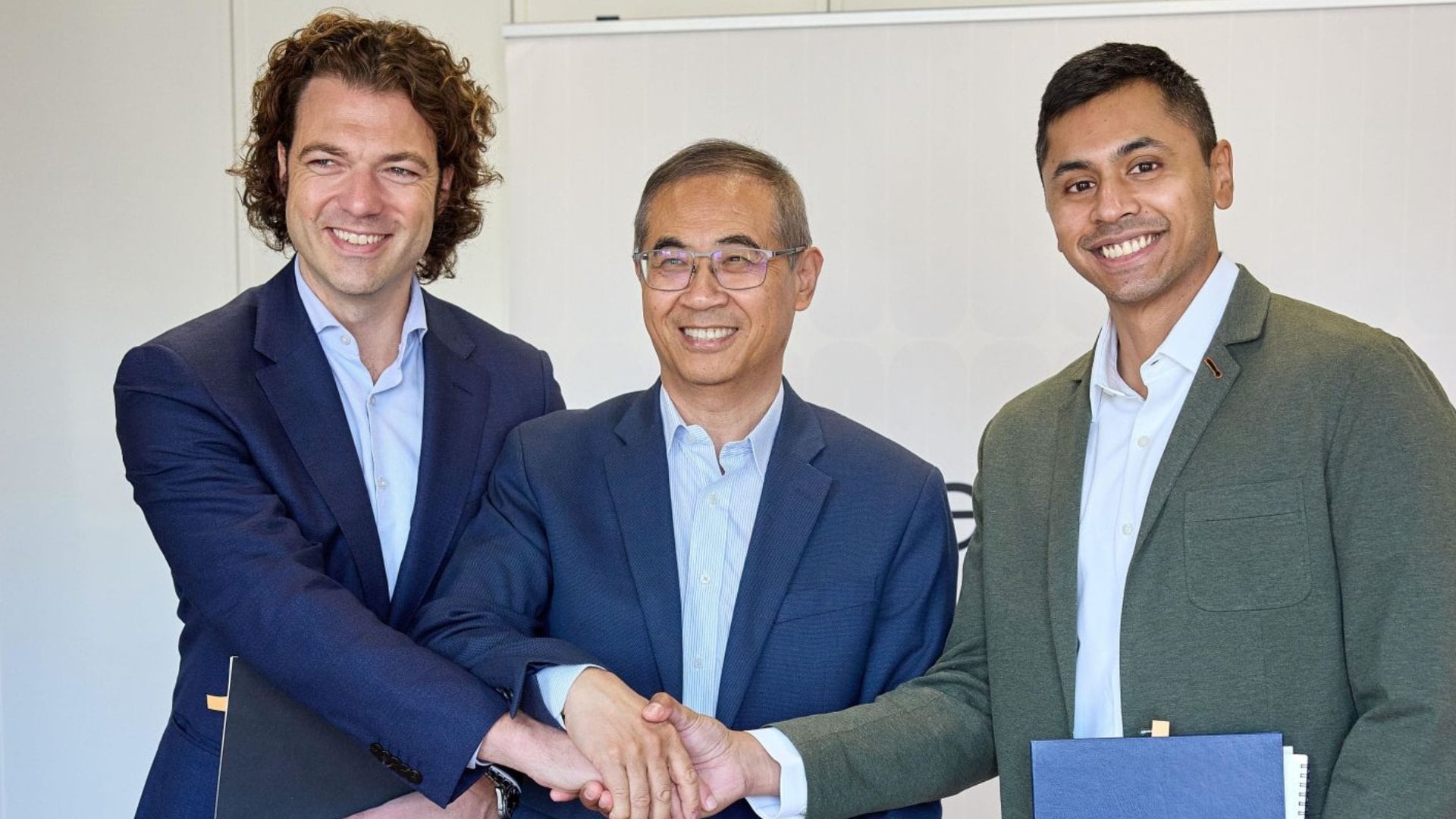 Na fotografii vľavo CEO a spoluzakladateľ InoBatu Marián Boček