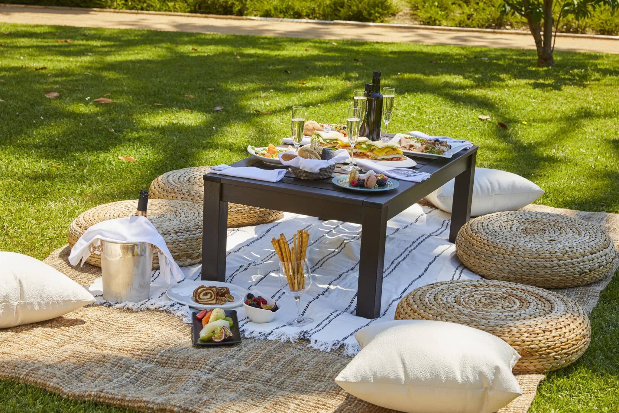 Piknik v parku pred hotelom Kempinski Palace v Portoroži