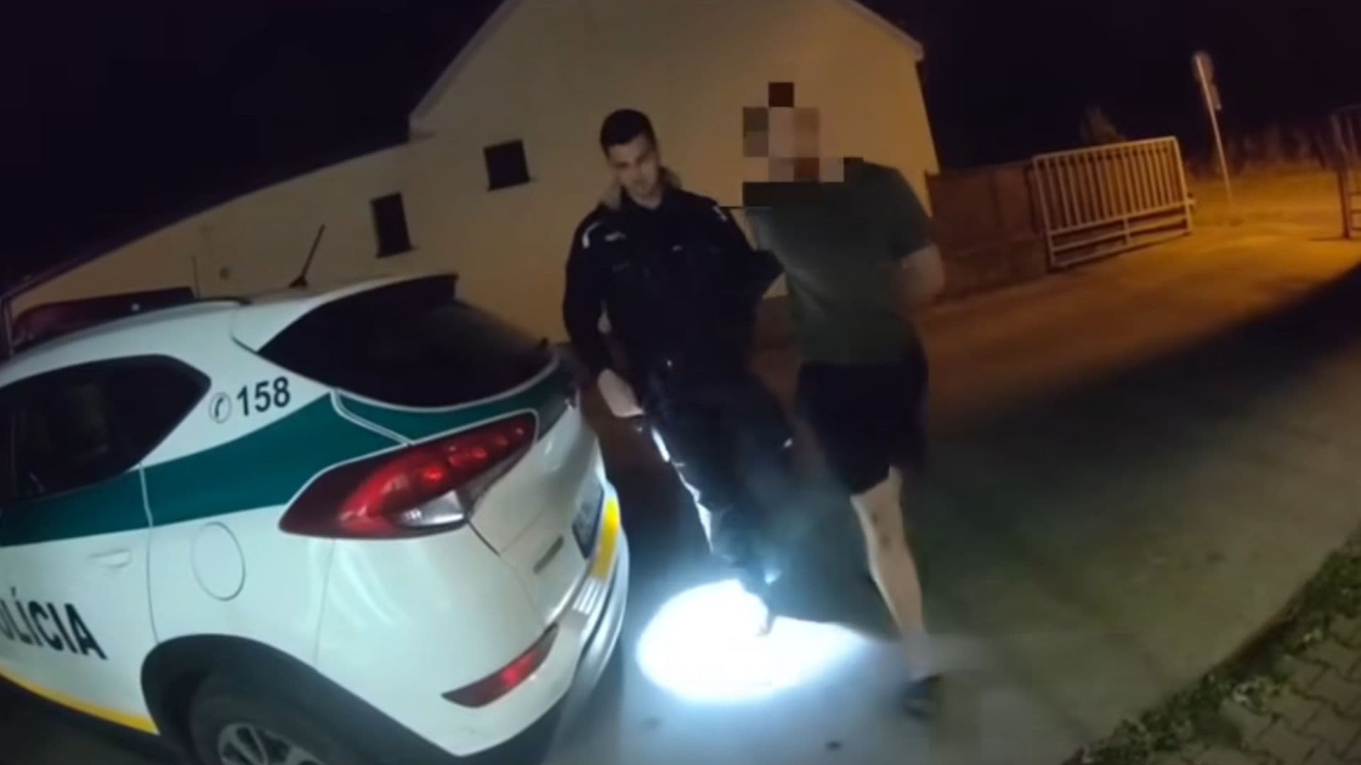 muž napadol ľudí železnou tyčou