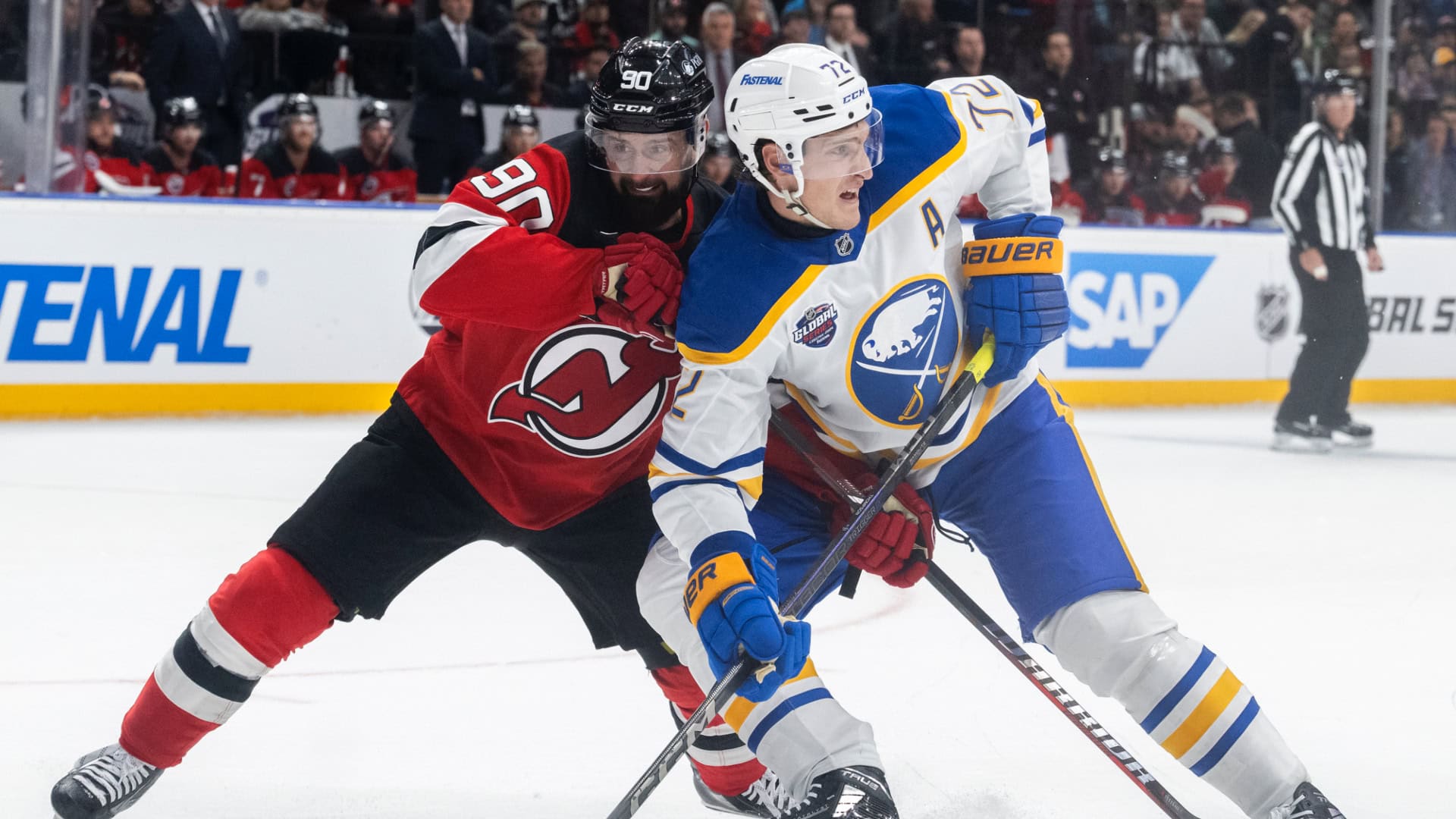 ČR SR Hokej NHL Global Series New Jersey Buffalo New Jersey Devils - Buffalo Sabres Na snímke zľava slovenský hokejista Tomáš Tatar v drese New Jersey Devils a Tage Thompson z Buffala Sabres počas druhého zápasu sezóny 2024/25 zámorskej hokejovej NHL