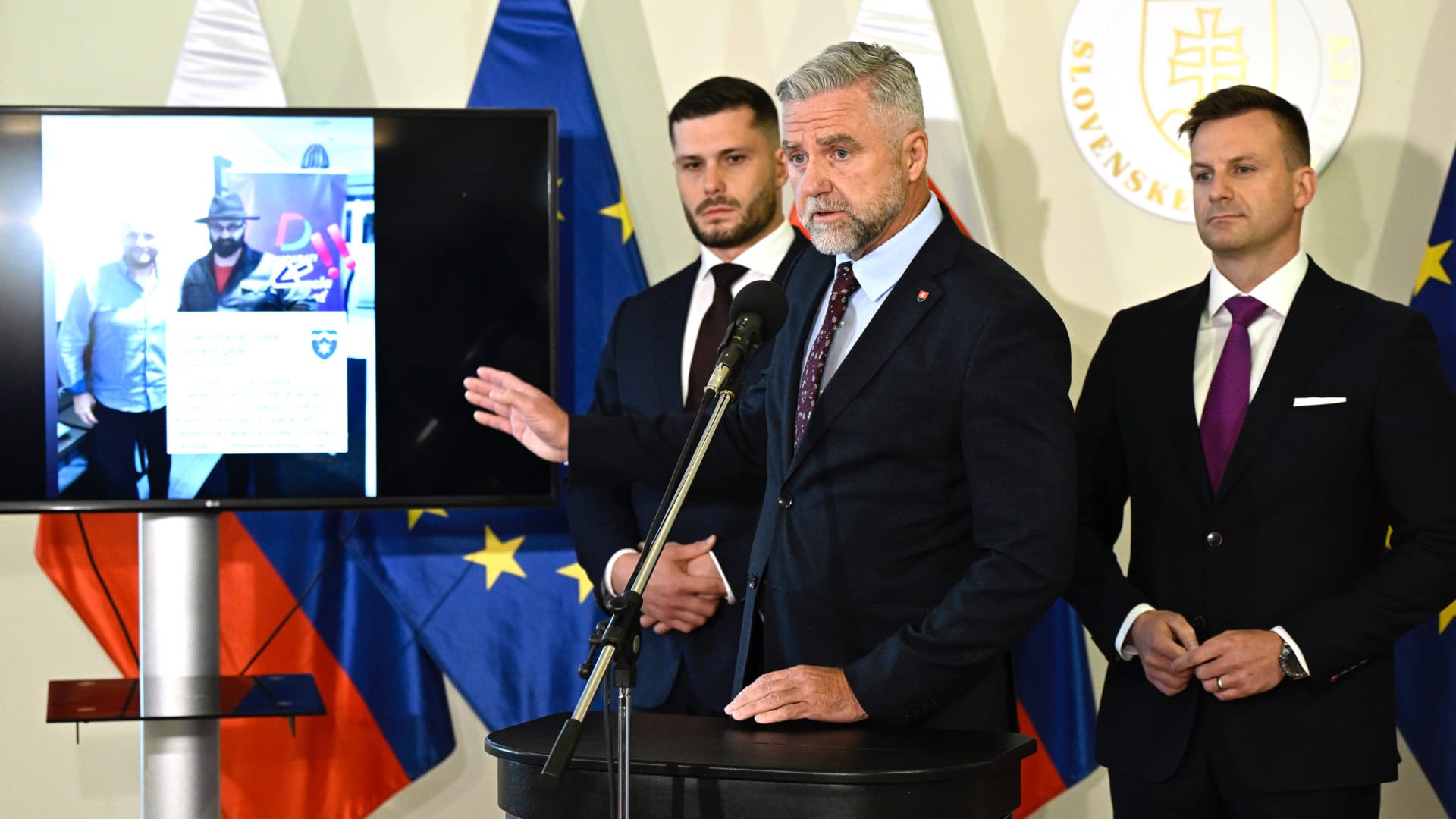 SR Bratislava Bezpečnostná rada Zasadnutie Mimoriadne BAX Mimoriadne zasadnutie Bezpečnostnej rady SR Na snímke zľava predseda Výboru Národnej rady (NR) SR pre obranu a bezpečnosť Richard Glück, podpredseda NR SR Tibor Gašpar, poslnaec parlamentu a vedúci Úradu vlády SR Juraj Gedra (všetci SMER-SD) počas tlačovej konferencie po ukončení moriadneho zasadnutia Bezpečnostnej rady SR