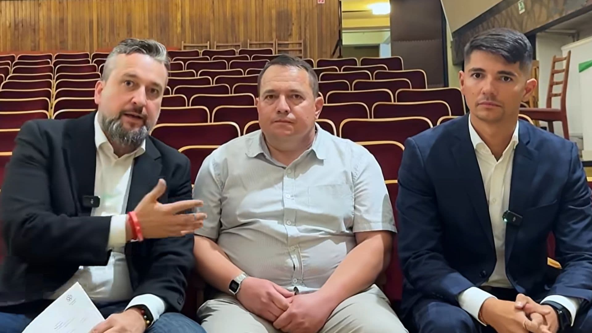 Na snímke europoslanci Smeru Ľuboš Blaha a Erik Kaliňák a bývalý zamestnanec Volkswagenu Janek.