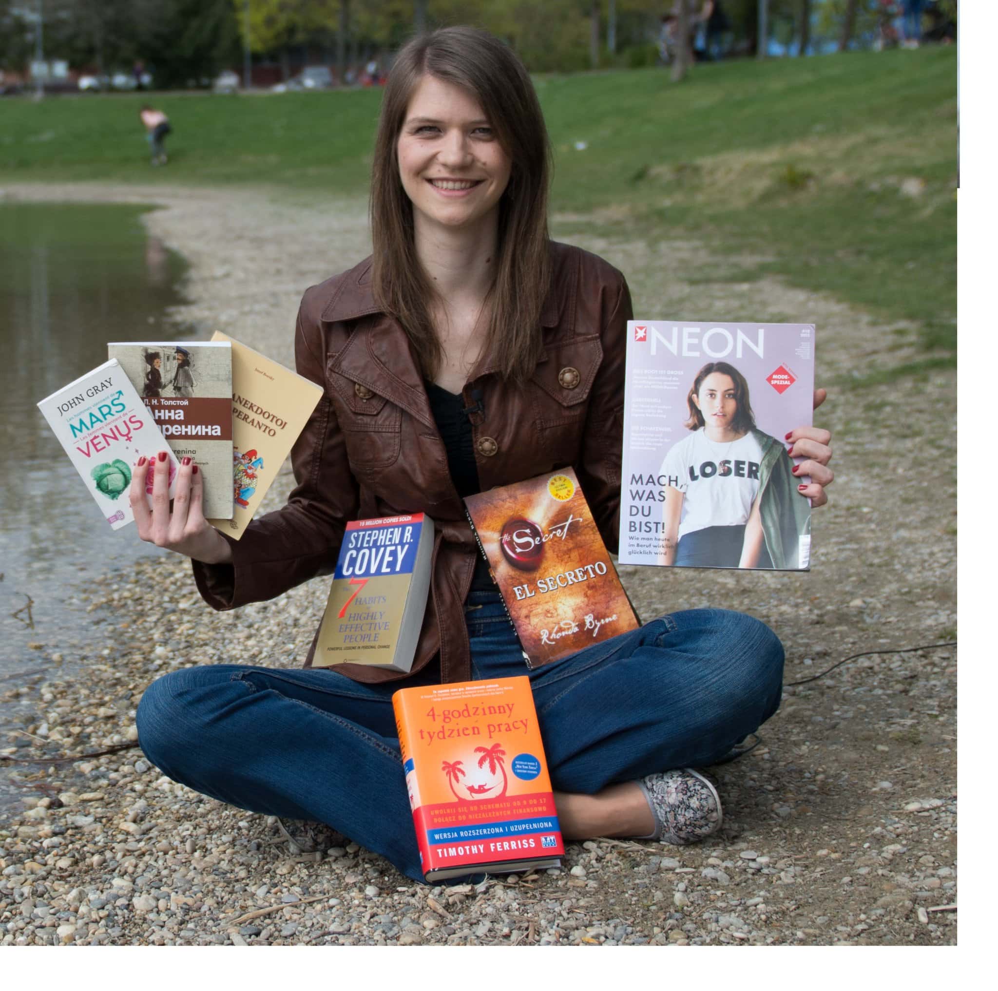 na snimke su knihy, polyglotka