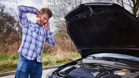 muž opravuje svoje auto