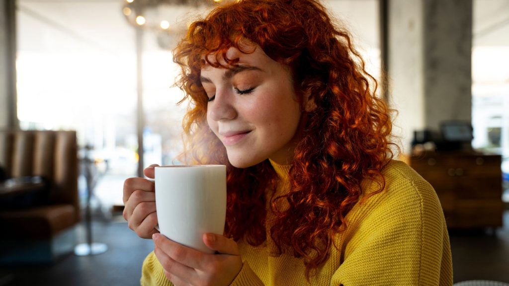 Žena a instantná cierna káva