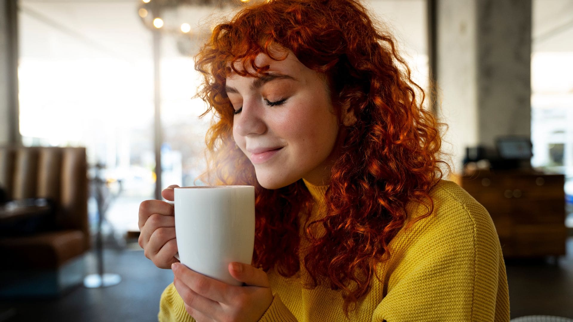 Žena a instantná cierna káva