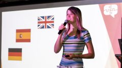 na snimke je polyglotka