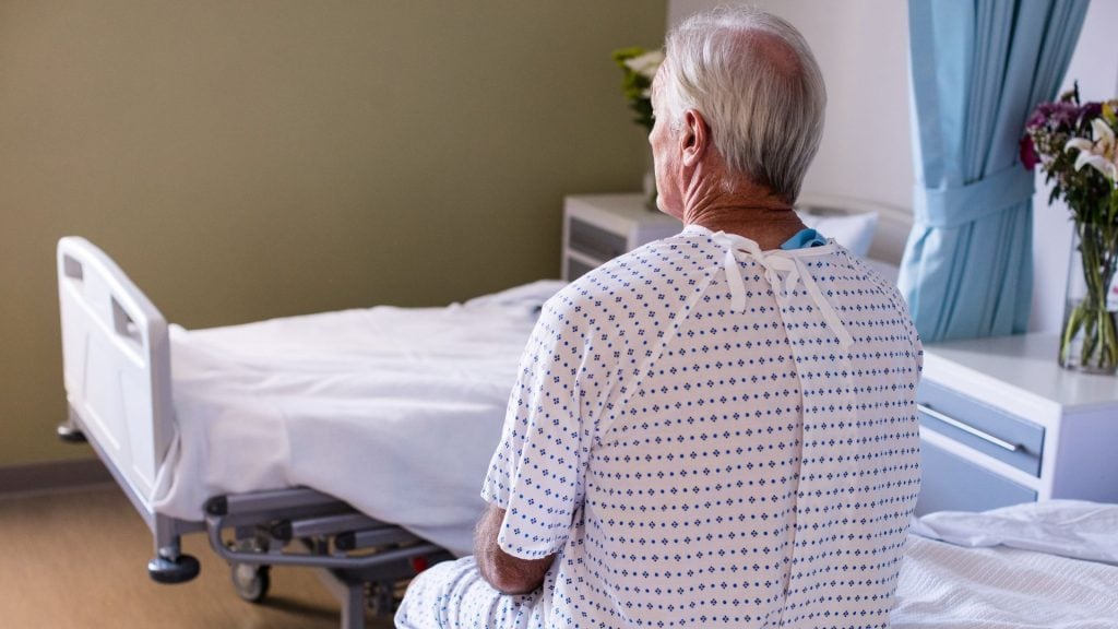 dôchodca, starý človek v nemocnici, nemocnica, pacient